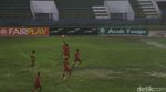 Kala Timnas Bertanding di Lapangan yang Lebih Mirip Kubangan