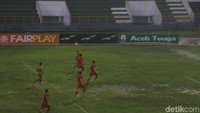 Namun, Timnas harus membayar mahal kemenangan itu. Gavin Kwan Adsit dibekap cedera. Dia diprediksi harus masuk ruang perawatan selama satu bulan. (Agus Setyadi/detikSport)