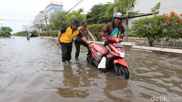Terjang Banjir Rob Muara Baru, Puluhan Motor Mogok