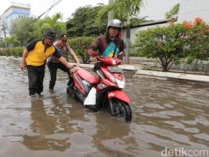 Terjang Banjir Rob Muara Baru, Puluhan Motor Mogok