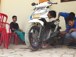 SMK di Pacitan Ini Buka Servis Gratis Motor Terdampak Banjir