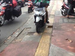 Baru Direvitalisasi, Trotoar di Jl Dewi Sartika Jaktim Mulai Rusak