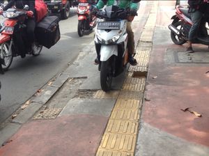 Baru Direvitalisasi, Trotoar di Jl Dewi Sartika Jaktim Mulai Rusak Baru Direvitalisasi, Trotoar di Jl Dewi Sartika Jaktim Mulai Rusak
