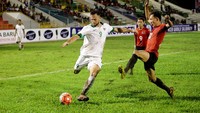 Lapangan yang seperti kubangan itu juga dikeluhkan pelatih Mongolia, Mikael Weiss. (Irwansyah Putra/Antara)