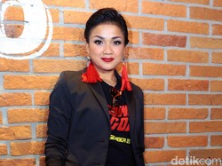 Rajin Olahraga, Nirina Zubir Menginspirasi Suami dan Banyak Orang