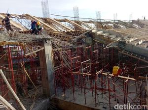 Penampakan Tribune Stadion Barombong yang Ambruk