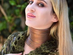 Foto: Wanita Ini Panjangkan Lehernya Agar Bisa Seperti Jerapah Foto: Wanita Ini Panjangkan Lehernya Agar Bisa Seperti Jerapah