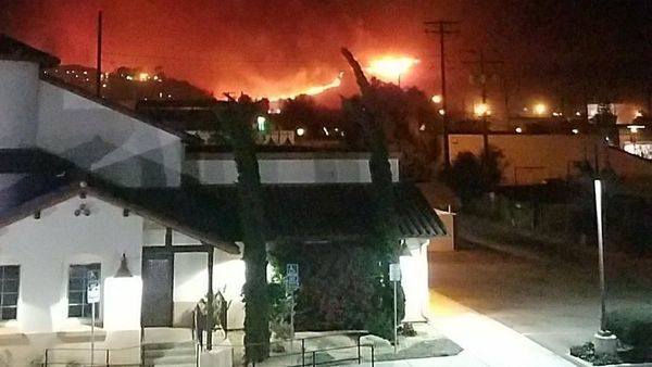 Foto: Amukan Api yang Bakar Ribuan Hektare Lahan di California