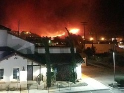 Ganasnya Kebakaran Hutan Hanguskan Ratusan Rumah di California