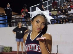 Viral, Aksi Cheerleader Manis Jalan di Udara