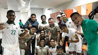 Para pemain berpose di ruang ganti usai pertandingan. Berani kotor itu baik, begitu kata penyerang timnas Ilija Spasojevic (Istimewa)