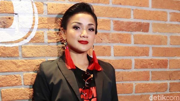 Gaya Boyish Nirina Zubir, Yay or Nay?