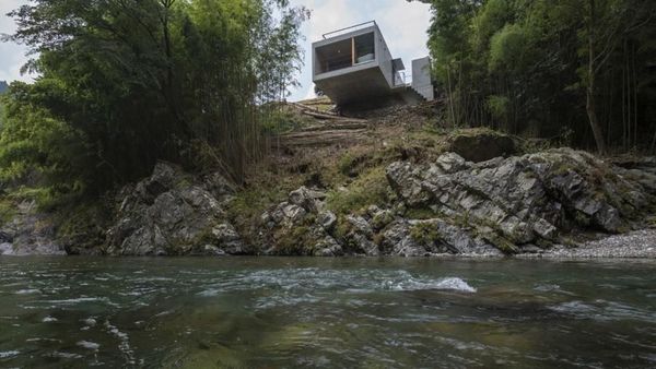 Rumah Bikin Ngeri, Berdiri Tanpa Penyangga di Atas Jurang