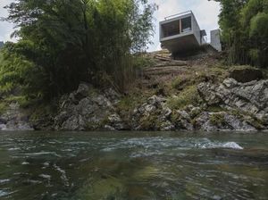 Rumah Bikin Ngeri, Berdiri Tanpa Penyangga di Atas Jurang