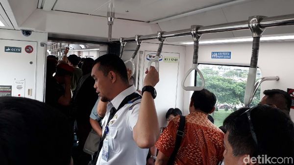 Nyamannya Naik Skytrain Bandara Soetta, Coba Yuk!