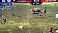 Tak lupa meme-meme lucu terkait buruknya lapangan stadion pun bermunculan. Ini salah satu contoh ketika muncul orang sedang membajak sawah (Istimewa)