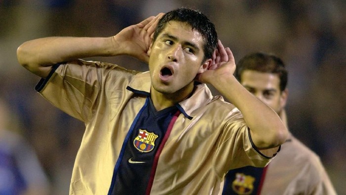 TIm 100% LC, Barcelona 2002, Barcelona  Juan Roman Riquelme of Barcelona celebrates after scoring a goal during the UEFA Champions League First Phase Group H match between Club Brugge and Barcelona on October 29, 2002 played at the Jan Breydelstadion stadium in Brugge, Belgium. Barcelona won the match 1-0. (Photo by Dave Rogers/Getty Images)