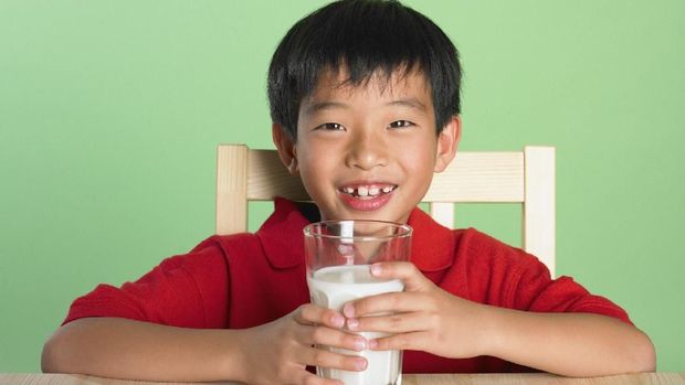 Ilustrasi anak minum susu