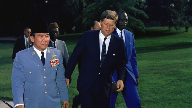 Kisah Bung Karno dan Capung Besi dan Kennedy