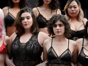 Foto: Saat Wanita Plus Size Berlingerie, Gelar Show Anti Victorias Secret