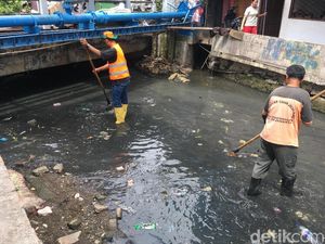 Dibersihkan Tiap Hari, Kali Jati Bunder Kotor dalam Hitungan Jam Dibersihkan Tiap Hari, Kali Jati Bunder Kotor dalam Hitungan Jam