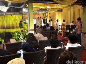 Warga Thailand Peringati 1 Tahun Meninggalnya Raja Bhumibol