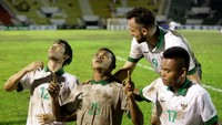 Pertama, Timnas harus mengahdapi Brunei Darussalam. Di laga itu pasukan Garuda menang dengan skor 4-0.  (Irwansyah Putra/Antara)