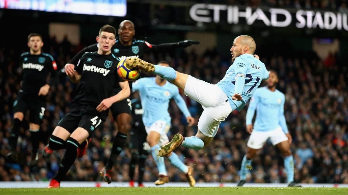 Aksi David Silva ketika mencetak gol ke gawang West Ham United (Clive Brunskill/Getty Images)