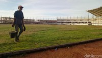 Stadion itu tak hanya dibangun dengan dana pemerintah provinsi tapi juga bantuan pemerintah pusat.