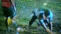 Meme ini menunjukkan Spasojevic saat membersihkan lumpur di dekat spot penalti yang akan diambilnya. Ternyata Spaso sedang mencari belut toh (Foto: Istimewa)