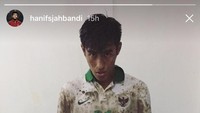 Gelandang bertahan, Hanif Sjahbandi, pun berpose usai pertandingan memperlihatkan seragam putih Indonesia yang kotor (Instagram @hanifsjahbandi)