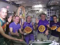 Ah, Serunya​ Para Astronot Bikin​ Pizza di Stasiun Luar Angkasa!​