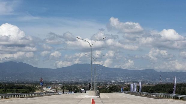 Kendaraan melintas di depan gerbang Tol Soreang seusai peresmian Jalan Tol Soreang - Pasir Koja (Soroja) di Soreang, Kabupaten Bandung, Jawa Barat, Senin (4/12). Presiden Joko Widodo mengatakan dengan dibukanya Tol Soroja sepanjang 10,5 km ini akan memangkas waktu tempuh Bandung - Soreang dari biasanya 1,5 jam menjadi 12 menit. ANTARA FOTO/M Agung Rajasa/ama/17