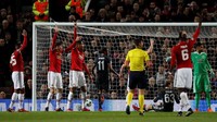 Sebelum menang, MU ketinggalan dulu lewat gol CSKA di menit ke-45 yang tercatat dibuat atas nama Vitinho. Bola tembakan Vitinho kena rekannya sendiri, Alan Dzagoez, lalu masuk ke gawang MU. (Foto: Phil Noble/Reuters)