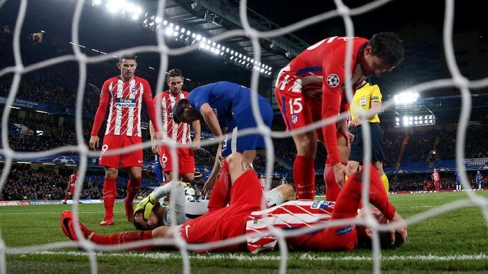Soccer Football - Champions League - Chelsea vs Atletico Madrid - Stamford Bridge, London, Britain - December 5, 2017   Atletico Madrids Jan Oblak goes down injured after making a save from Chelsea’s Alvaro Morata    Action Images via Reuters/Paul Childs