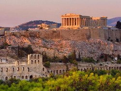 Yunani Buka Pintu Bertahap, Sementara Bebaskan Karantina Turis dari 7 Negara Ini