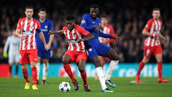 LONDON, ENGLAND - DECEMBER 05: Thomas Partey of Atletico Madrid is challenged by Tiemoue Bakayoko of Chelsea during the UEFA Champions League group C match between Chelsea FC and Atletico Madrid at Stamford Bridge on December 5, 2017 in London, United Kingdom.  (Photo by Shaun Botterill/Getty Images)