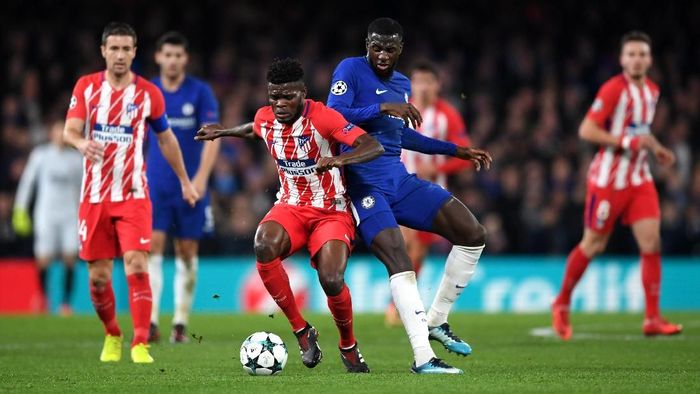 Chelsea vs Atletico Madrid LONDON, ENGLAND - DECEMBER 05: Thomas Partey of Atletico Madrid is challenged by Tiemoue Bakayoko of Chelsea during the UEFA Champions League group C match between Chelsea FC and Atletico Madrid at Stamford Bridge on December 5, 2017 in London, United Kingdom. (Photo by Shaun Botterill/Getty Images)