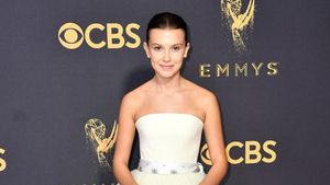 Foto: 7 Gaya Feminin Millie Brown Saat Liburan di Bali hingga Red Carpet