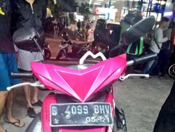 Motor yang Ringsek karena Tabrak Mobil di Jakbar, Milik Penjambret