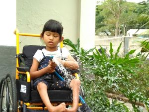 Kisah Bocah yang Tetap Mandiri Meski Salah Satu Matanya Buta