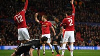 Pemain MU menduga Dzagoev dalam posisi offside karena posisinya ada di antara bek terakhir MU dan kiper Sergio Romero. (Foto: Gareth Copley/Getty Images)