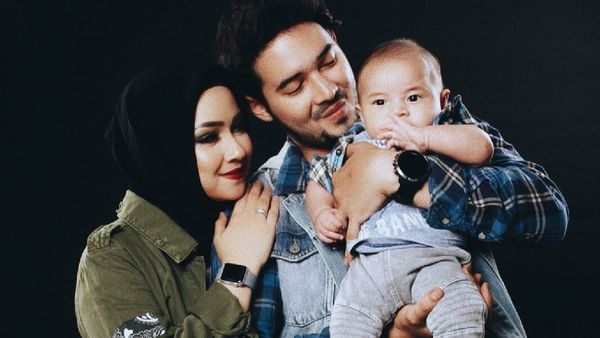 Potret Harmonis Keluarga Aryani Fitriana dan Donny Michael