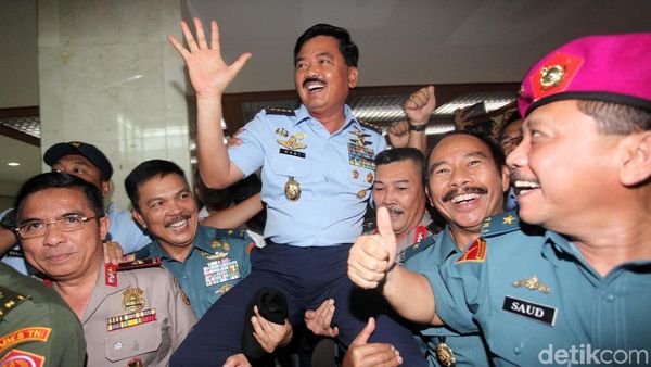 Foto: Marsekal Hadi Diarak Teman Seangkatan