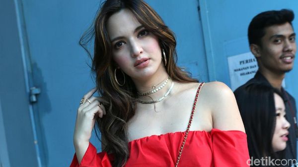 Mulus! Nia Ramadhani Pamer Bahu Indahnya