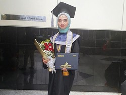 Foto Viral Hijabers Pakai Toga & Bawa Ijazah ke Makam Ibunya Bikin Terenyuh