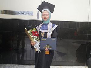 Foto Viral Hijabers Pakai Toga & Bawa Ijazah ke Makam Ibunya Bikin Terenyuh Foto Viral Hijabers Pakai Toga & Bawa Ijazah ke Makam Ibunya Bikin Terenyuh