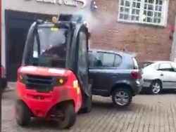 Parkir Halangi Jalan, Toyota Yaris Ini Diangkut Forklift