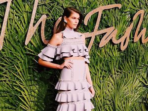 Gaya Kaia Gerber Pamer Perut Rata di Red Carpet