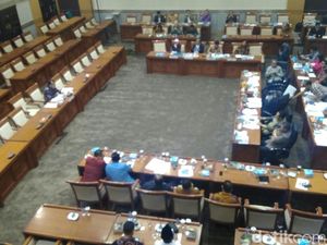 Tolak Uji Calon Hakim MK Arief Hidayat, F-Gerindra Walk Out Tolak Uji Calon Hakim MK Arief Hidayat, F-Gerindra Walk Out